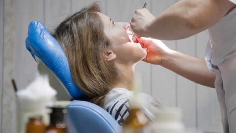 Periimplantitas: simptomai, priežastys ir gydymas